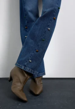 PANTALÓN DE TIRO ALTO APLIQUES