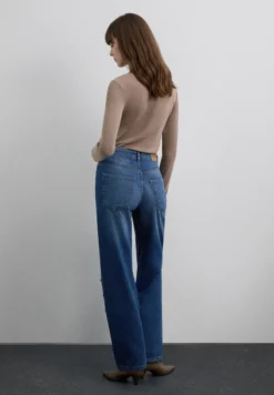 PANTALÓN DE TIRO ALTO APLIQUES