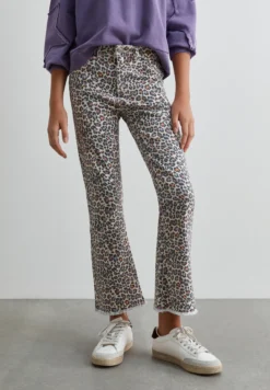 PANTALÓN FLARE ESTAMPADO ANIMAL