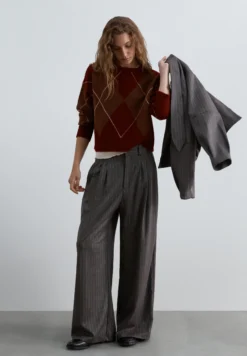 PANTALÓN PINZAS RAYA DIPLOMÁTICA