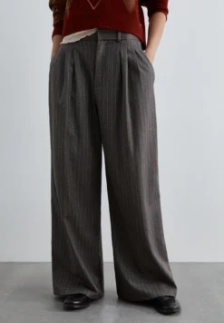 PANTALÓN PINZAS RAYA DIPLOMÁTICA