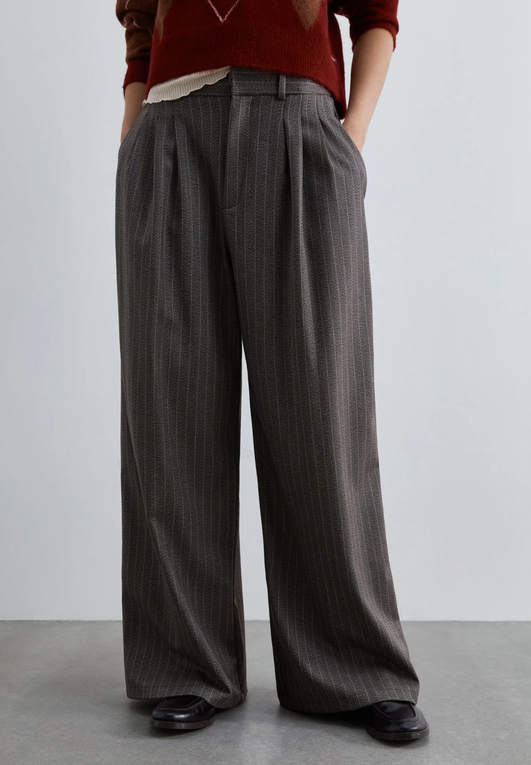 PANTALÓN PINZAS RAYA DIPLOMÁTICA