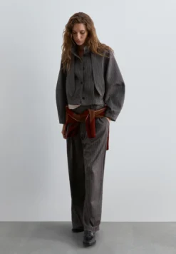 PANTALÓN PINZAS RAYA DIPLOMÁTICA