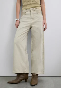PANTALÓN TIRO ALTO DETALLE COSTURAS