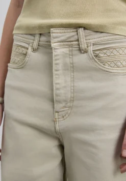 PANTALÓN TIRO ALTO DETALLE COSTURAS