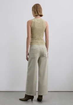 PANTALÓN TIRO ALTO DETALLE COSTURAS