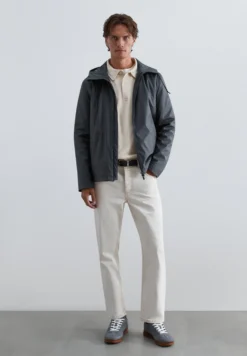 PARKA IMPERMEABLE CON CAPUCHA