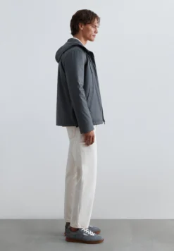 PARKA IMPERMEABLE CON CAPUCHA