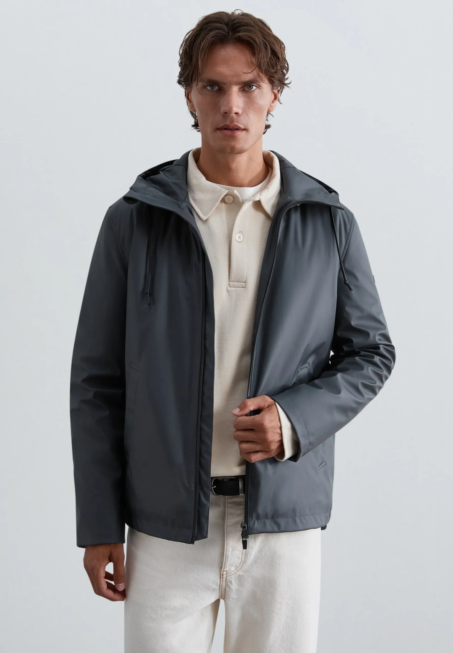 PARKA IMPERMEABLE CON CAPUCHA