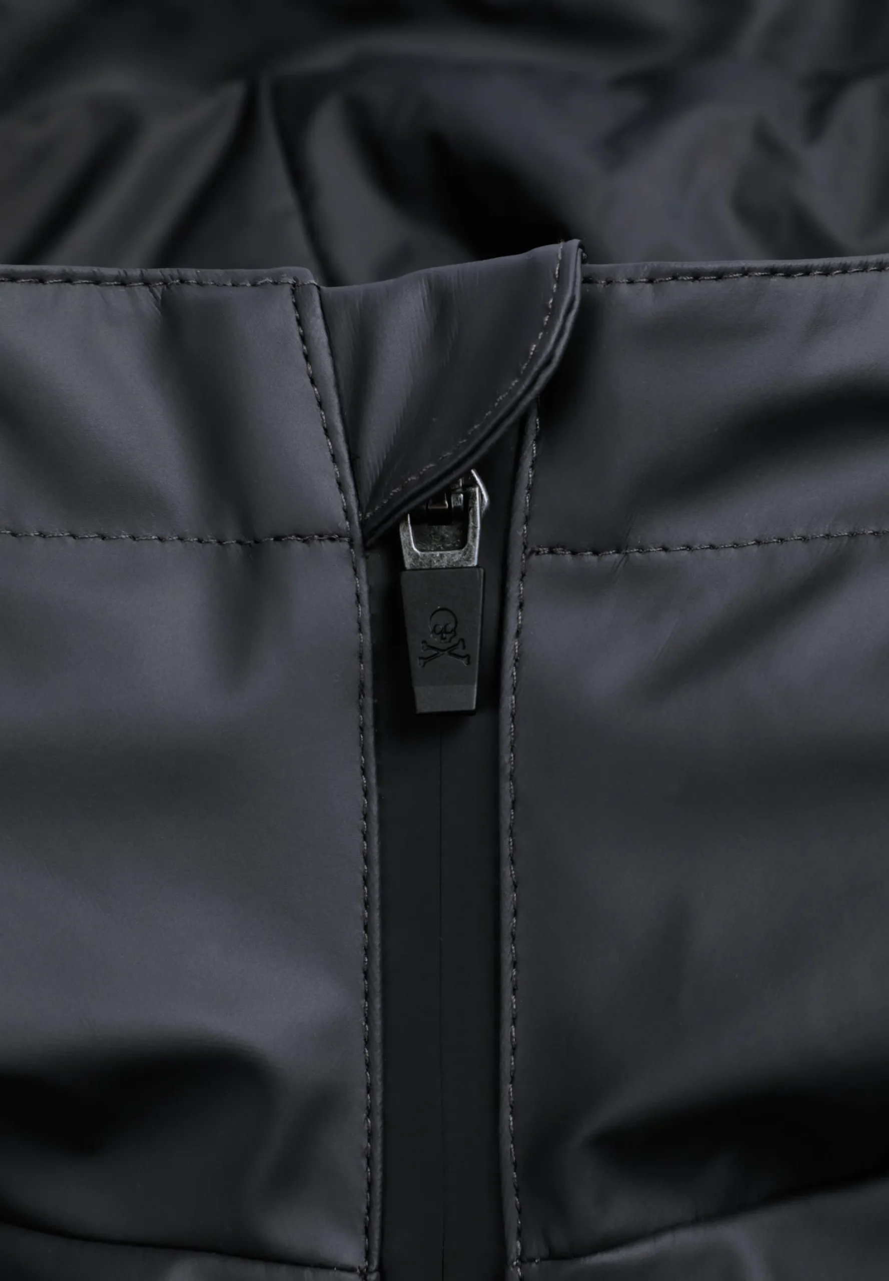 PARKA IMPERMEABLE CON CAPUCHA