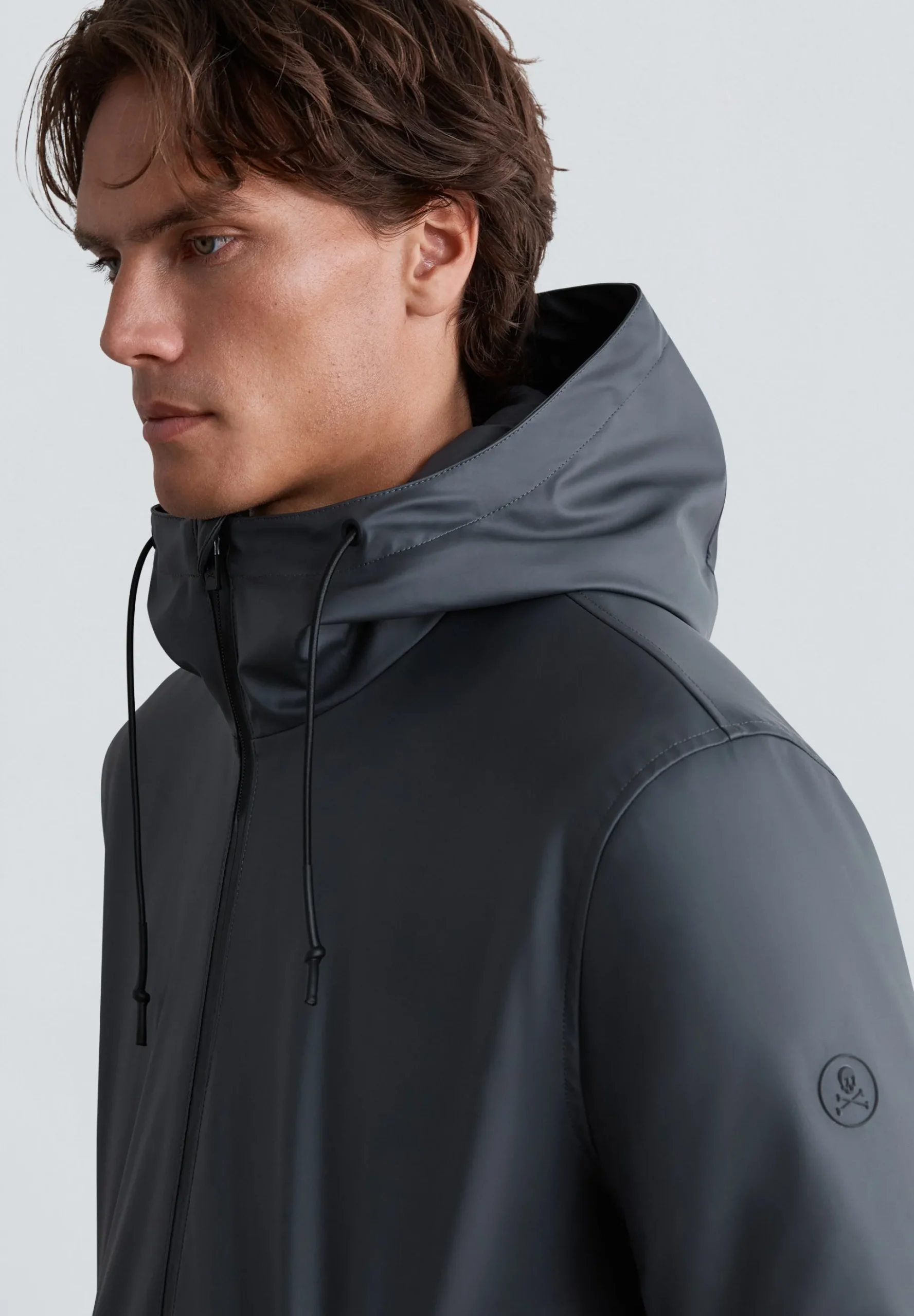 PARKA IMPERMEABLE CON CAPUCHA