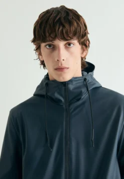 PARKA IMPERMEABLE CON CAPUCHA