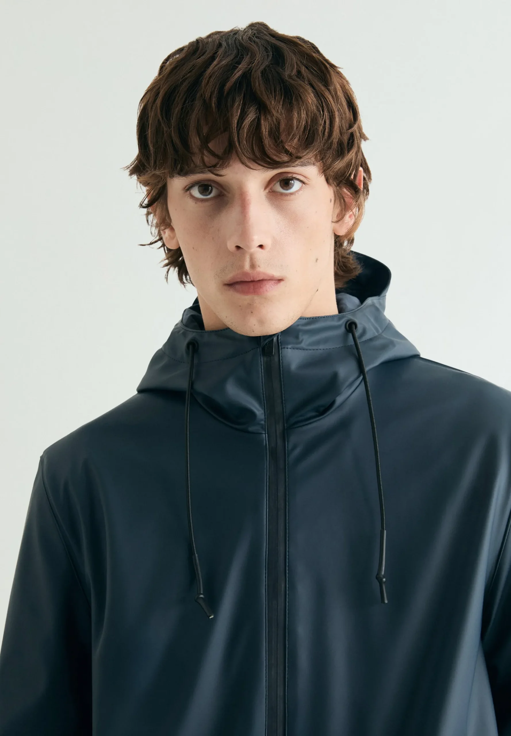 PARKA IMPERMEABLE CON CAPUCHA