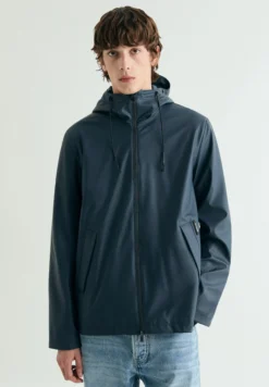 PARKA IMPERMEABLE CON CAPUCHA