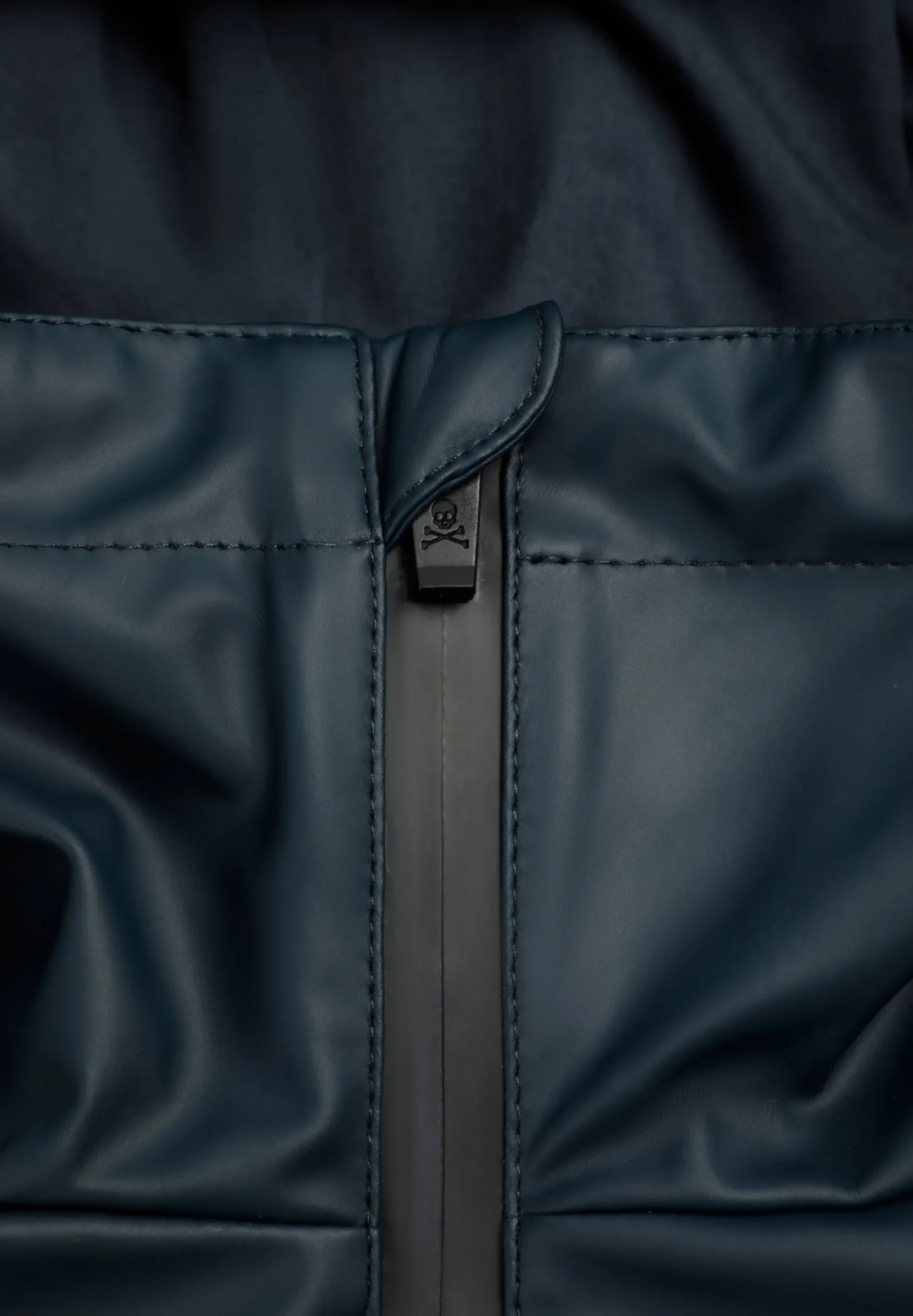 PARKA IMPERMEABLE CON CAPUCHA