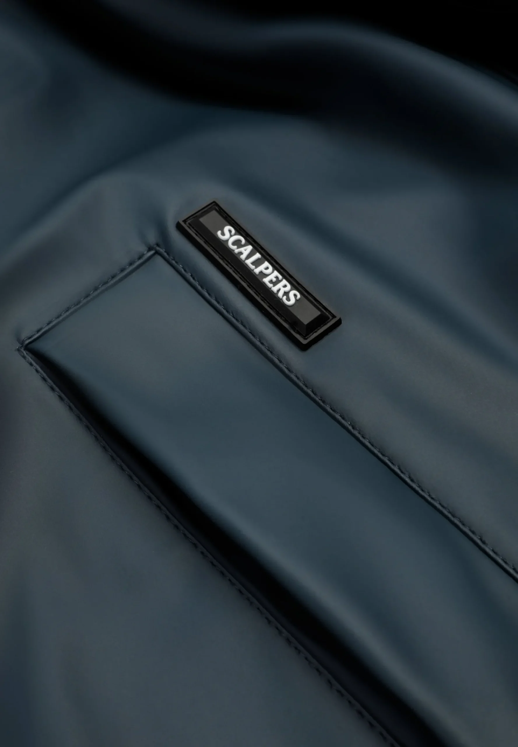 PARKA IMPERMEABLE CON CAPUCHA