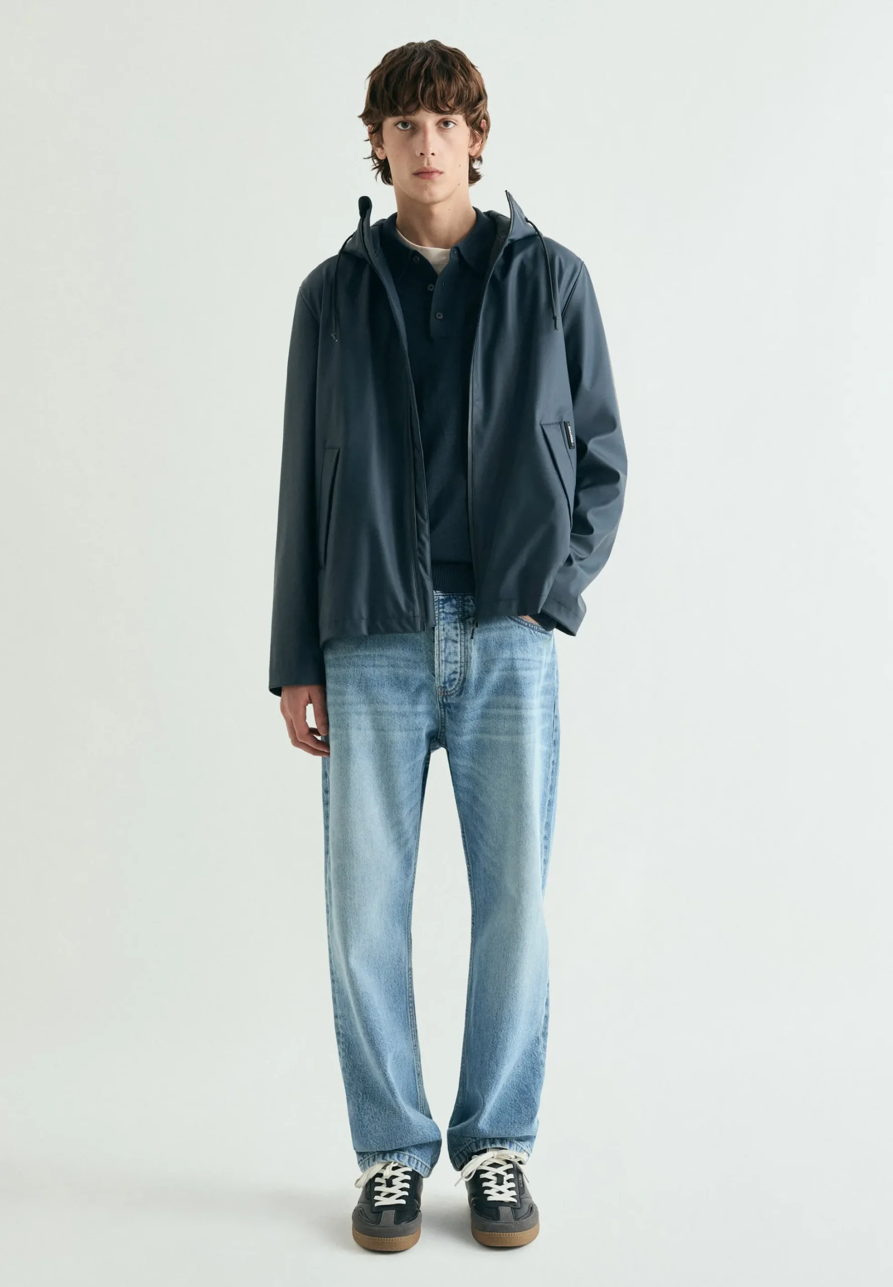PARKA IMPERMEABLE CON CAPUCHA