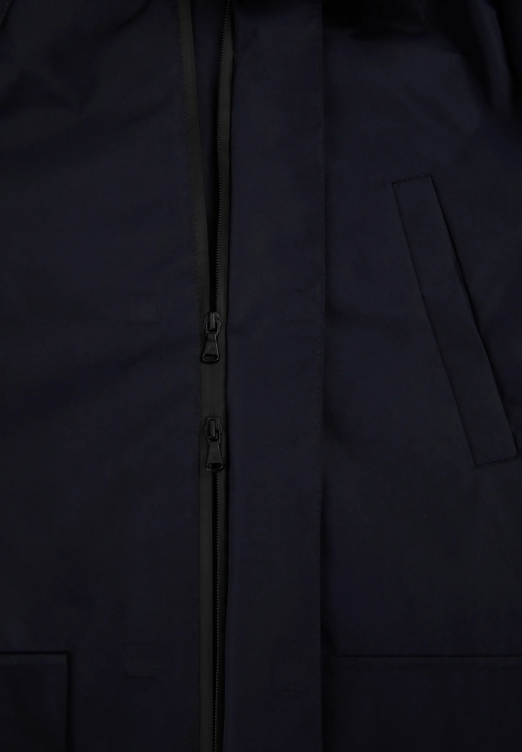 PARKA TÉCNICA CON CAPUCHA