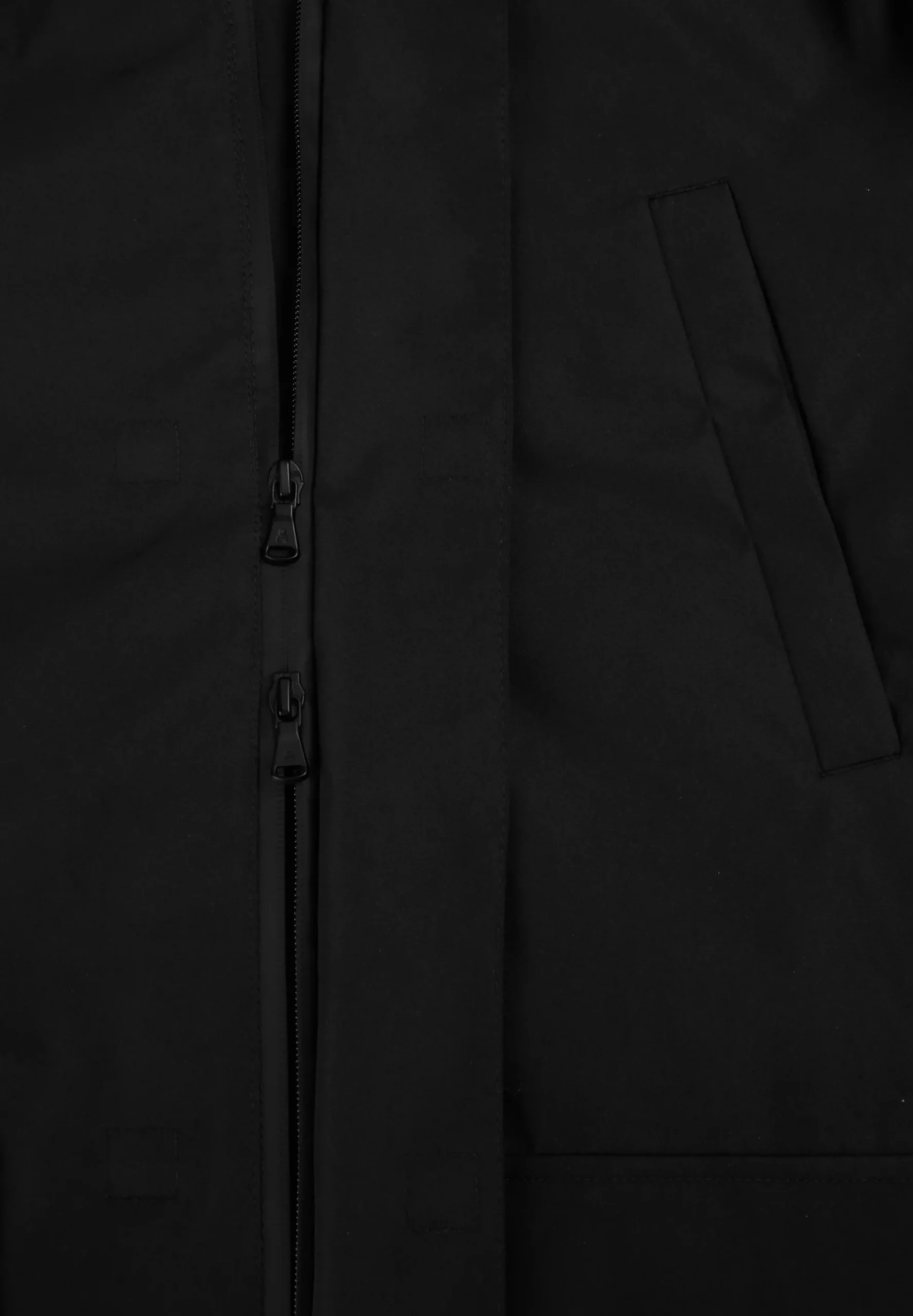 PARKA TÉCNICA CON CAPUCHA