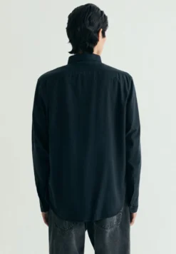 SOBRECAMISA LISA BOLSILLOS