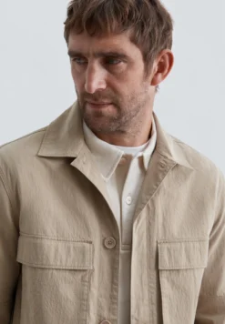 SOBRECAMISA TÉCNICA BOLSILLOS