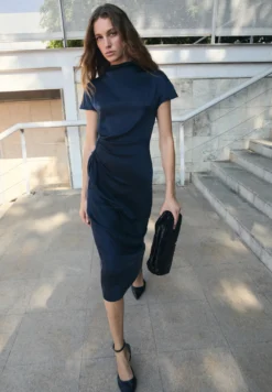 VESTIDO FLUIDO DRAPEADO LATERAL