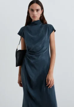 VESTIDO FLUIDO DRAPEADO LATERAL
