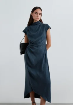 VESTIDO FLUIDO DRAPEADO LATERAL