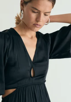VESTIDO SATINADO CON CUT OUT
