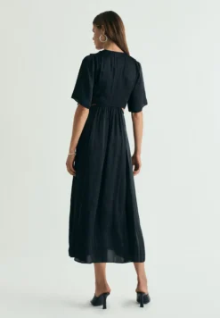 VESTIDO SATINADO CON CUT OUT